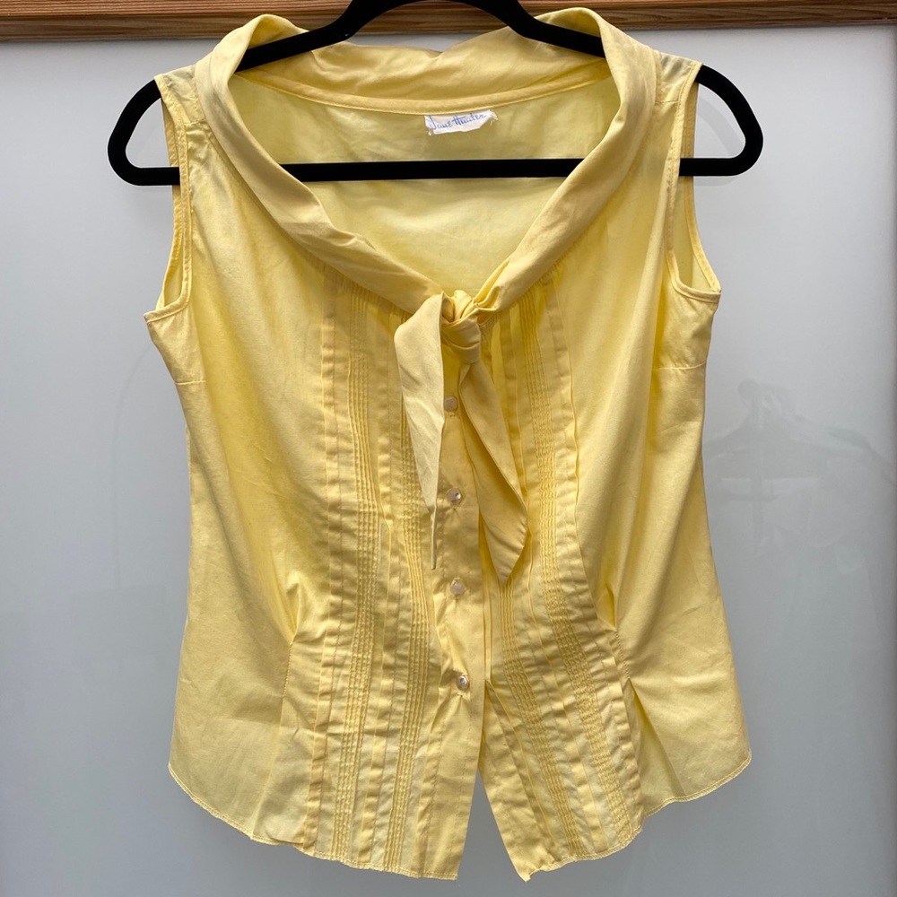 VINTAGE Yellow button up blouse scoop neck 🌟